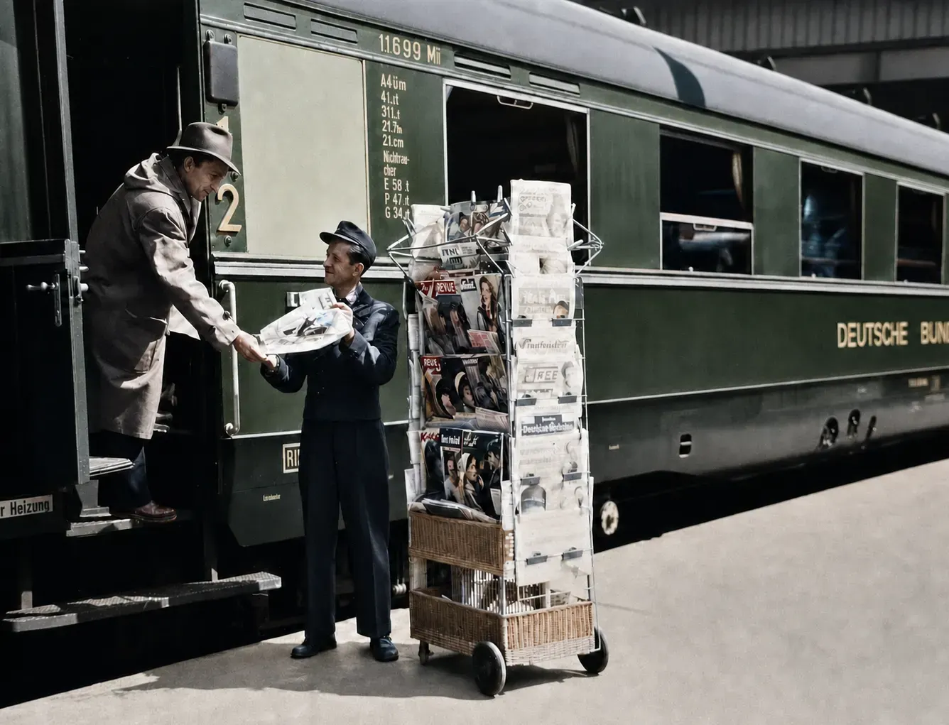 Zeitungsverkäufer am Zug der Deutschen Bundesbahn