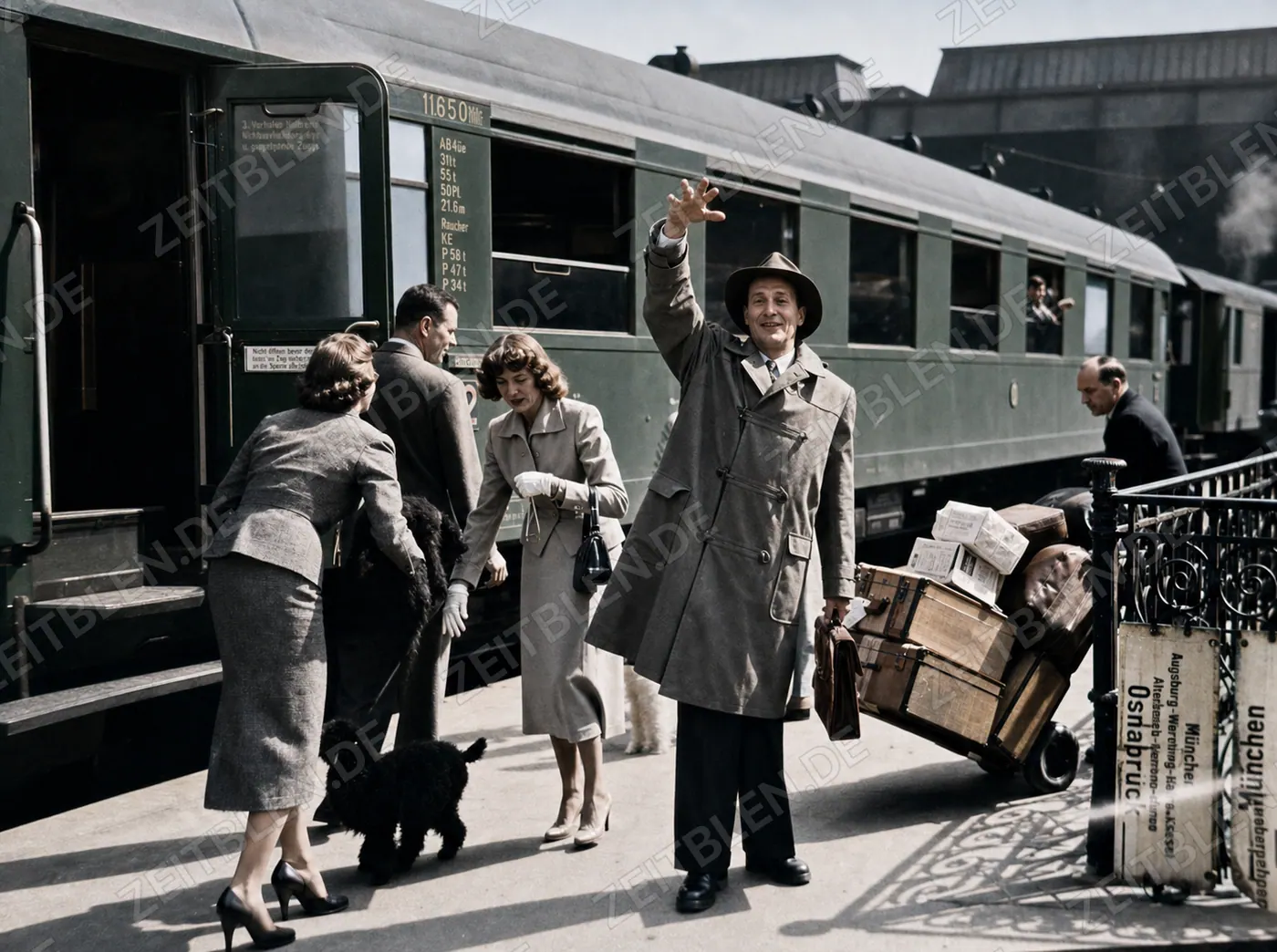 Bahnreisende und Gepäckträger am Münchner Hauptbahnhof