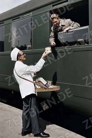 Snackverkauf am Zugfenster im Münchner Hauptbahnhof