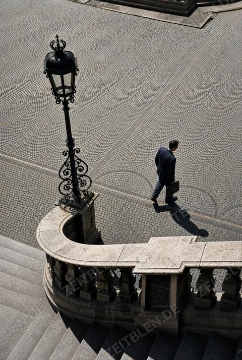 Treppenanlage am Friedensengel mit Passant