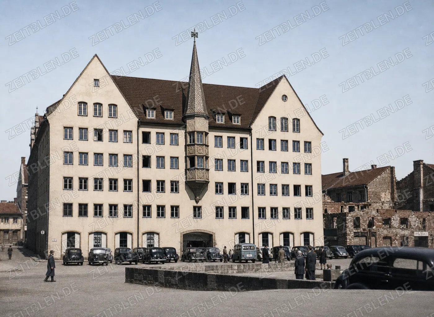 Alter Hof in München mit Kriegsschäden nebenan