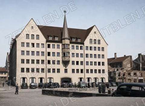 Alter Hof in München mit Kriegsschäden nebenan