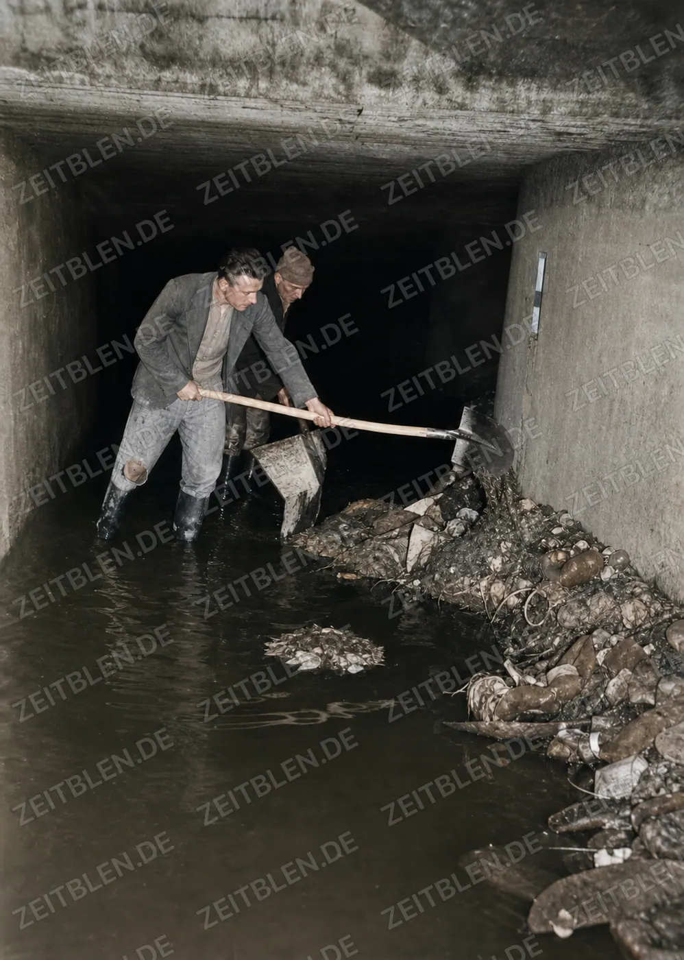 Kanalarbeiter bei der Reinigung eines Abwasserkanals