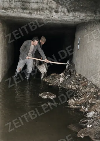 Kanalarbeiter bei der Reinigung eines Abwasserkanals