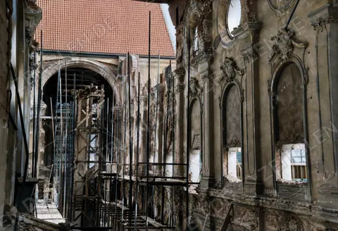 Wiederaufbau im Innenraum des Alten Peter