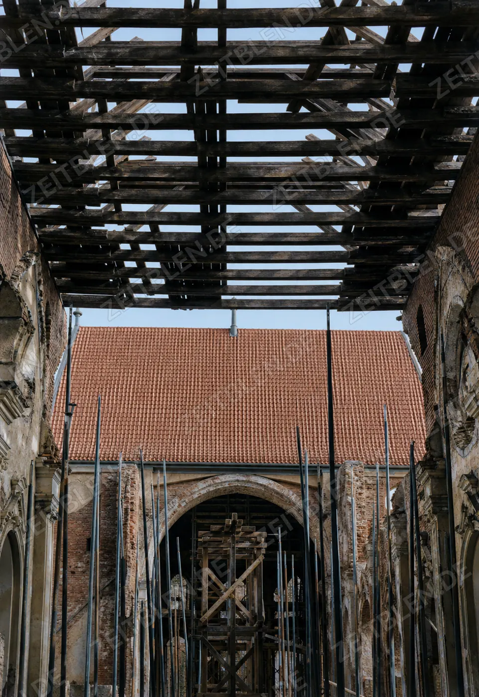 Wiederaufbau des Alten Peter mit offener Dachkonstruktion
