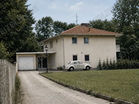 Neubauhaus am Münchner Stadtrand mit parkendem Auto