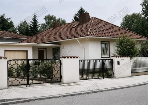 Wohnhaus am Münchner Stadtrand mit schmiedeeisernem Tor