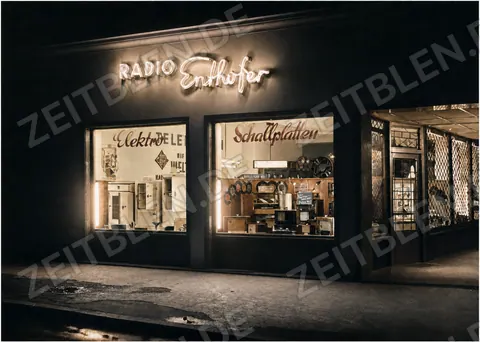 Außenansicht von Radio Enthofer mit Schaufenstern