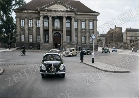 Volkswagenfahrt vor dem Prinz Carl Palais , einem neoklassizistischen Gebäude in München
