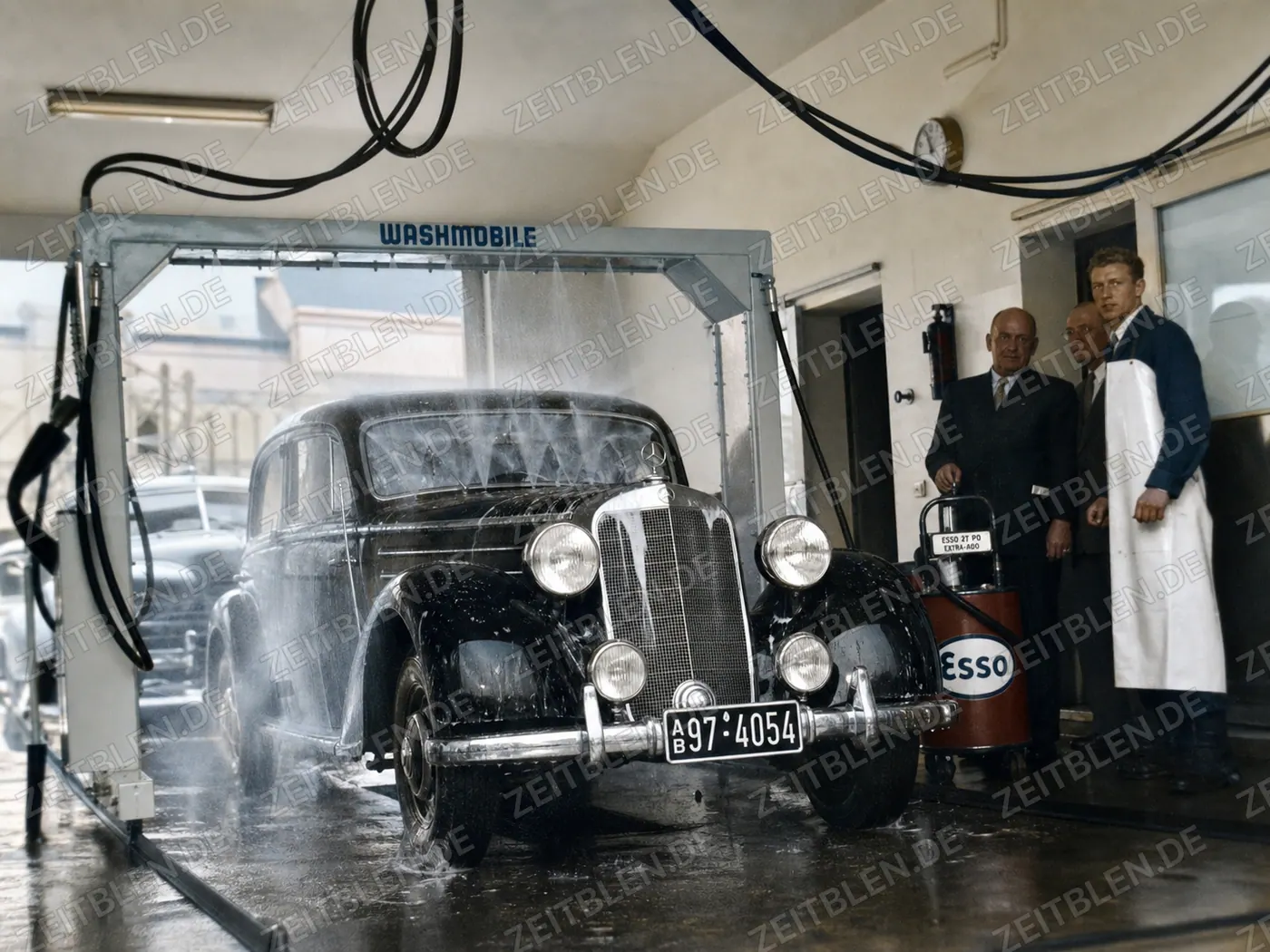 Esso-Waschhalle mit Pkw und Bedienpersonal