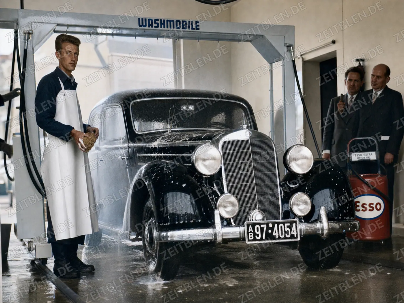 Esso-Waschhalle mit Pkw unter dem Washmobile