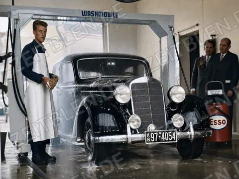 Esso-Waschhalle mit Pkw unter dem Washmobile