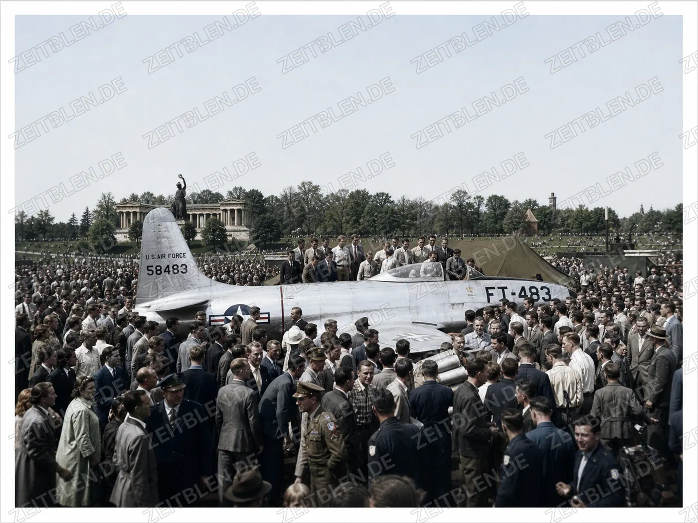 US-Jetflugzeug vor der Bavaria auf der Theresienwiese