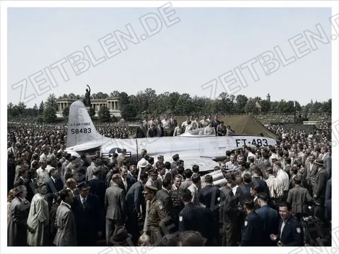 US-Jetflugzeug vor der Bavaria auf der Theresienwiese