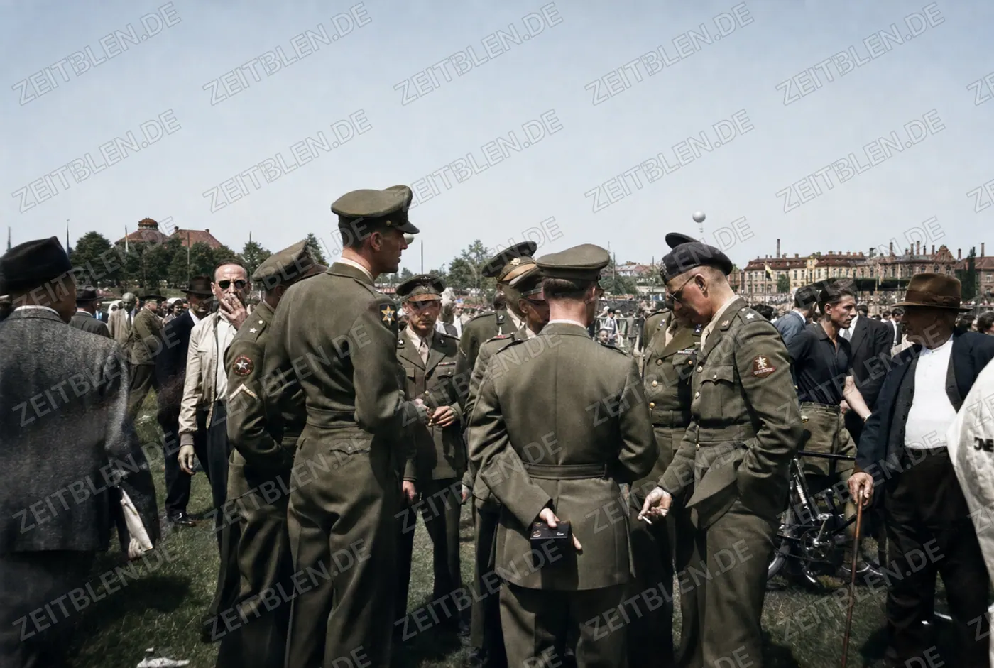 Alliierte Offiziere bei US-Parade auf der Theresienwiese