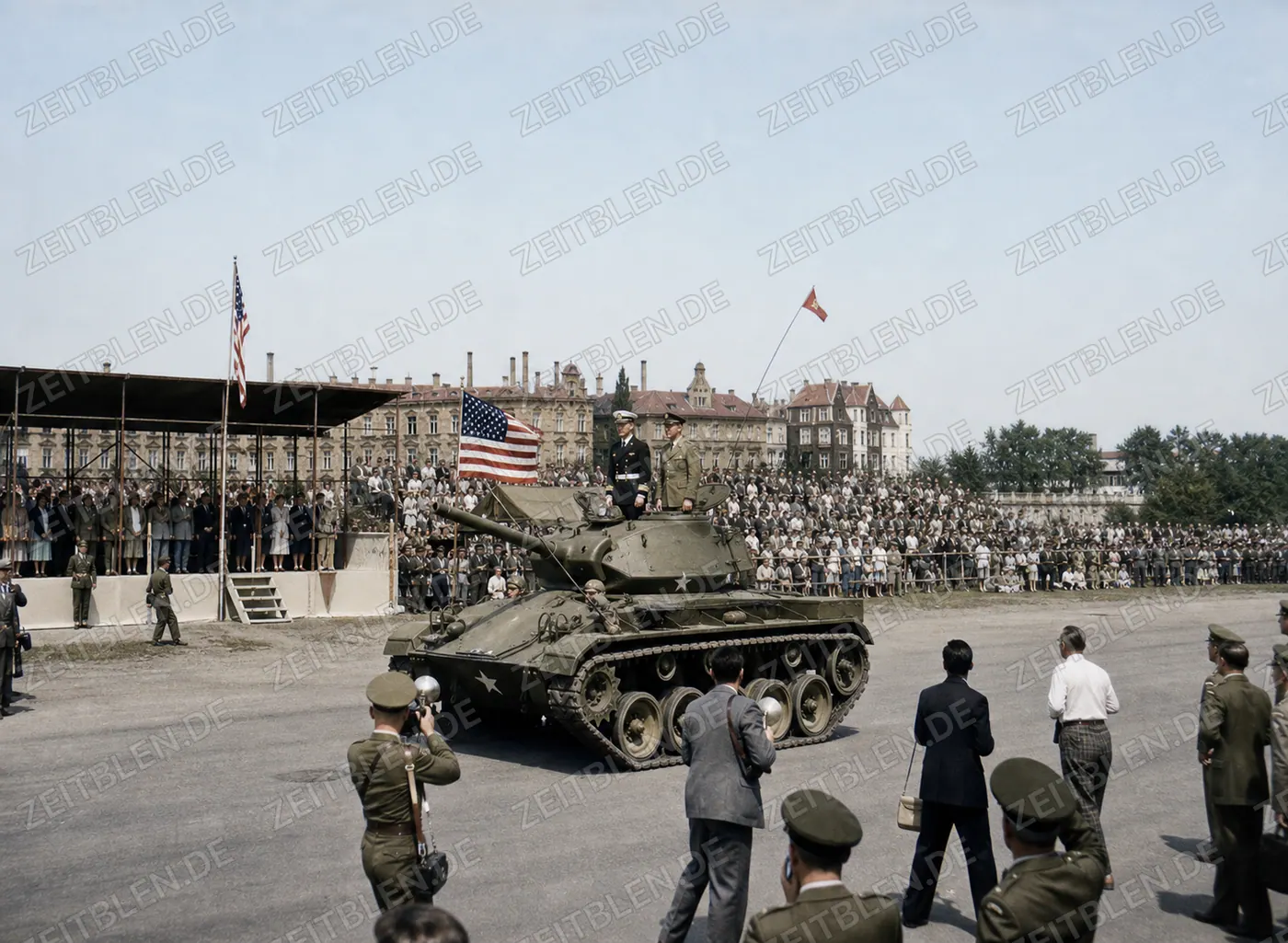 US-Panzer vor der Ehrentribüne auf der Theresienwiese
