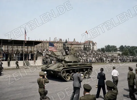 US-Panzer vor der Ehrentribüne auf der Theresienwiese