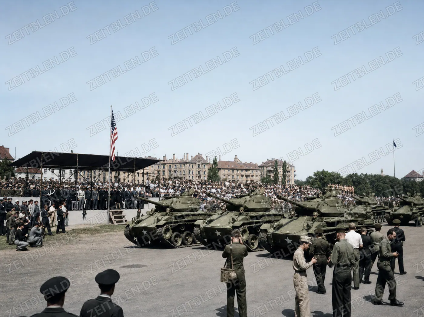 US-Panzerreihe vor Zuschauertribüne auf der Theresienwiese