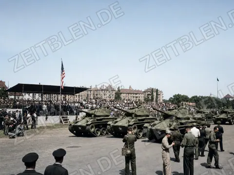 US-Panzerreihe vor Zuschauertribüne auf der Theresienwiese