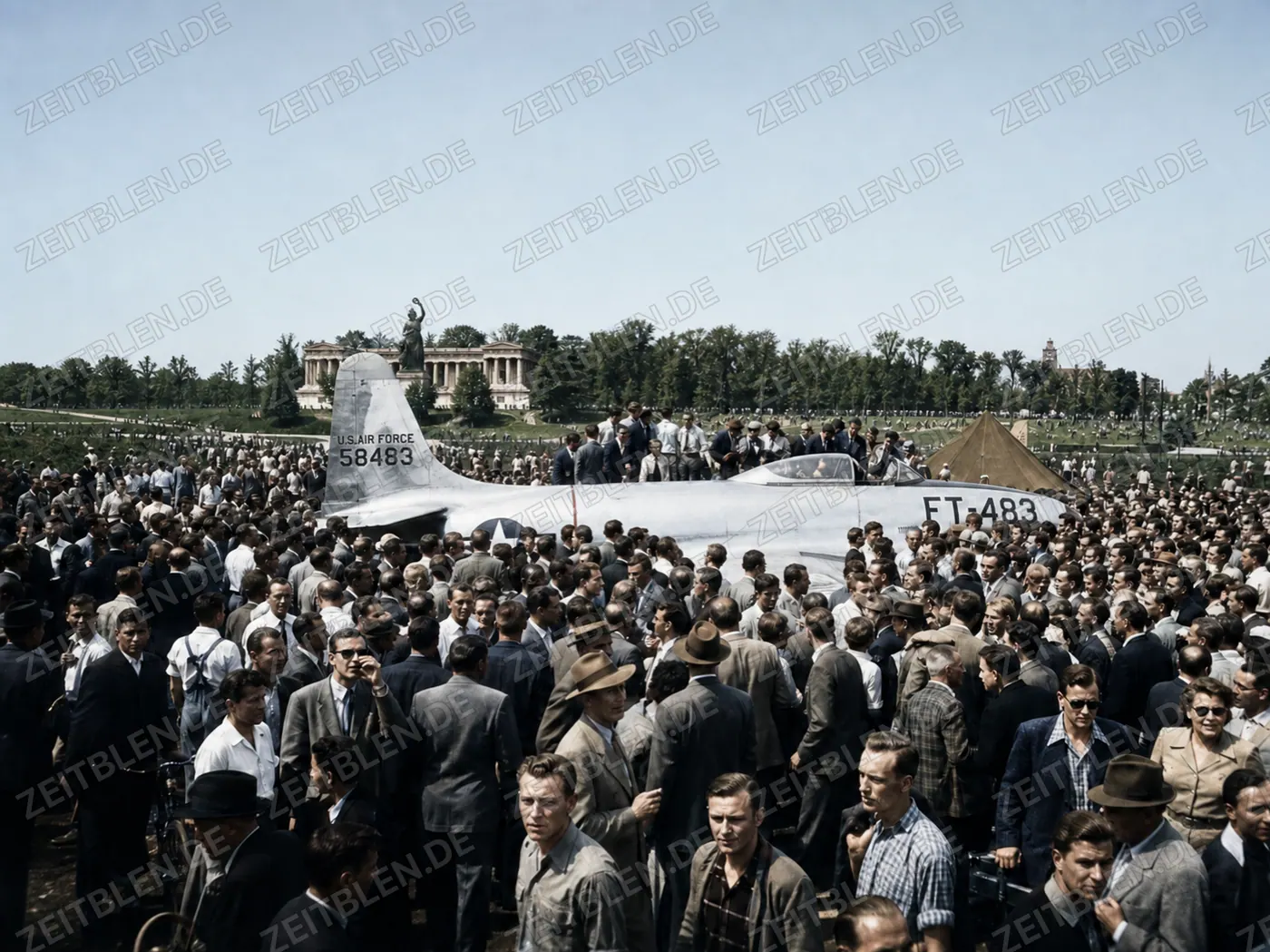 Menschenmenge um US-Air-Force-Jet auf der Theresienwiese
