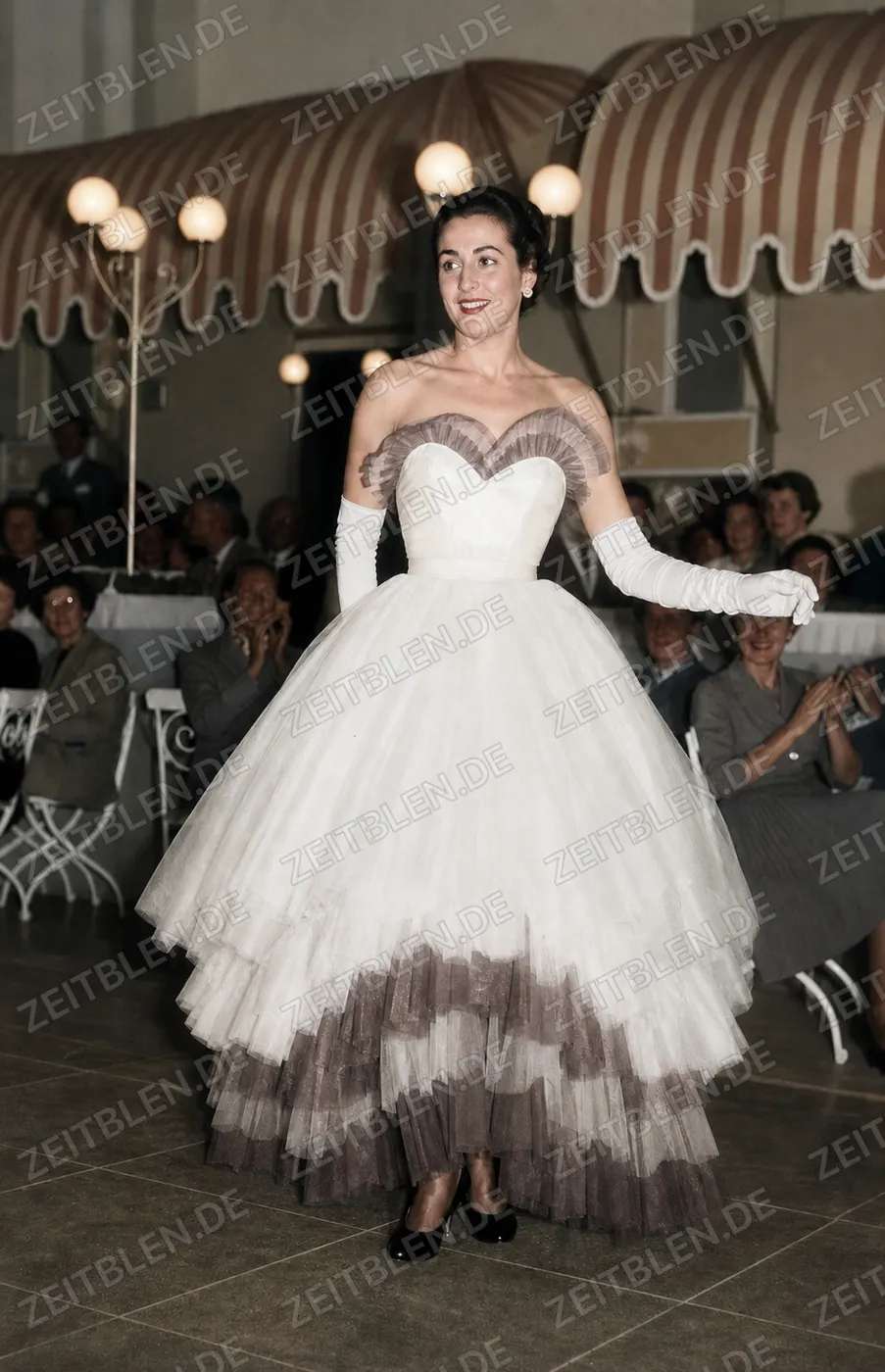 Mannequin im weißen Tüllkleid bei der Modeschau „Elegante Welt“