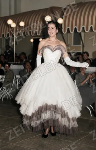Mannequin im weißen Tüllkleid bei der Modeschau „Elegante Welt“