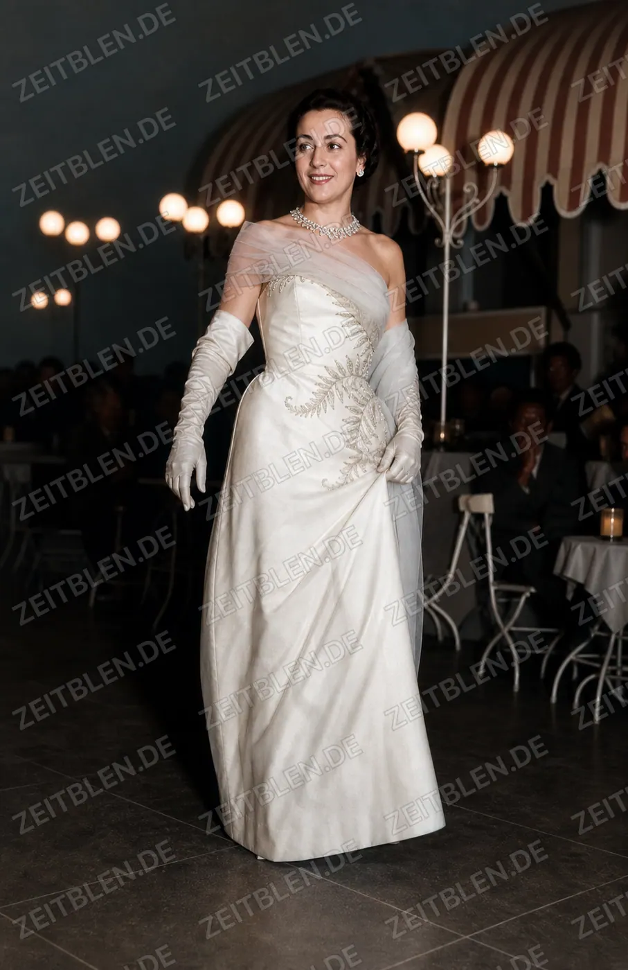Mannequin im Abendkleid bei der Modeschau „Elegante Welt“