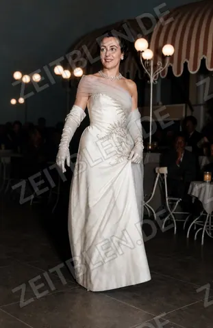 Mannequin im Abendkleid bei der Modeschau „Elegante Welt“