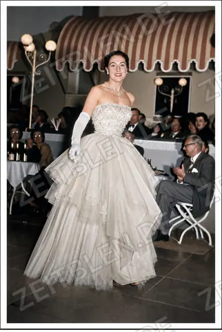Mannequin im weißen Tüll-Abendkleid bei der Modeschau „Elegante Welt“