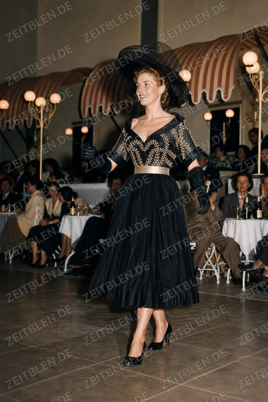 Mannequin mit besticktem Oberteil bei der Modeschau „Elegante Welt“