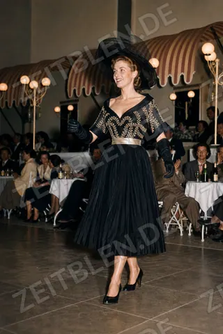 Mannequin mit besticktem Oberteil bei der Modeschau „Elegante Welt“