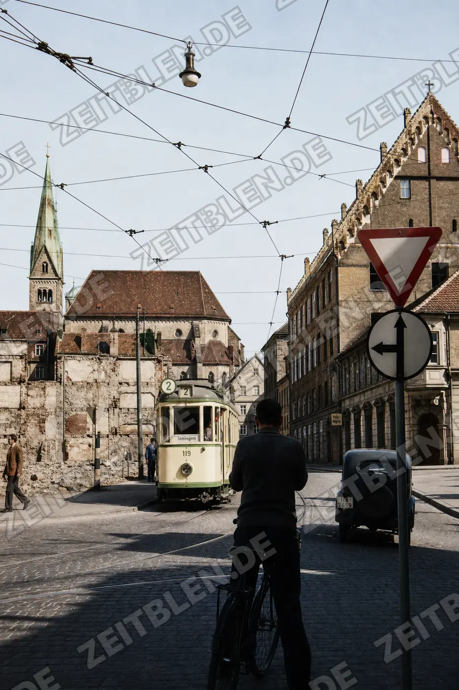 Straßenbahn der Linie 2 in der Augsburger Altstadt