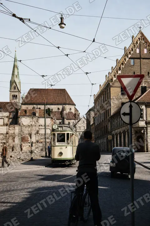Straßenbahn der Linie 2 in der Augsburger Altstadt