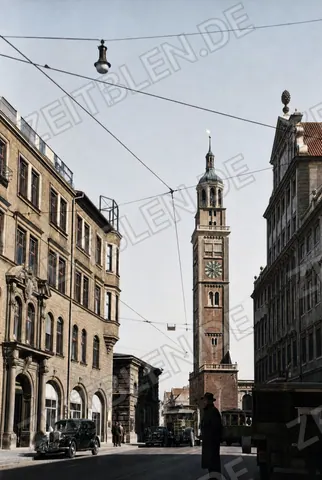Blick zum Augsburger Perlachturm im Nachkriegsverkehr