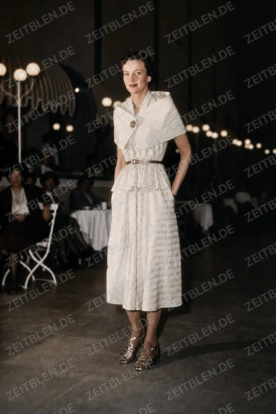 Mannequin im hellen Sommerkleid bei „Kultur und Mode“ im Haus der Kunst