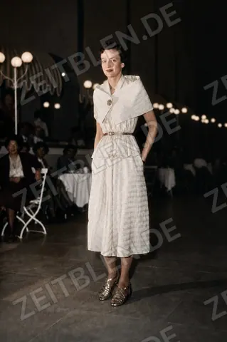 Mannequin im hellen Sommerkleid bei „Kultur und Mode“ im Haus der Kunst