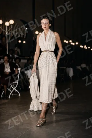 Mannequin im hellen Kleid mit Schal bei „Kultur und Mode“ im Haus der Kunst