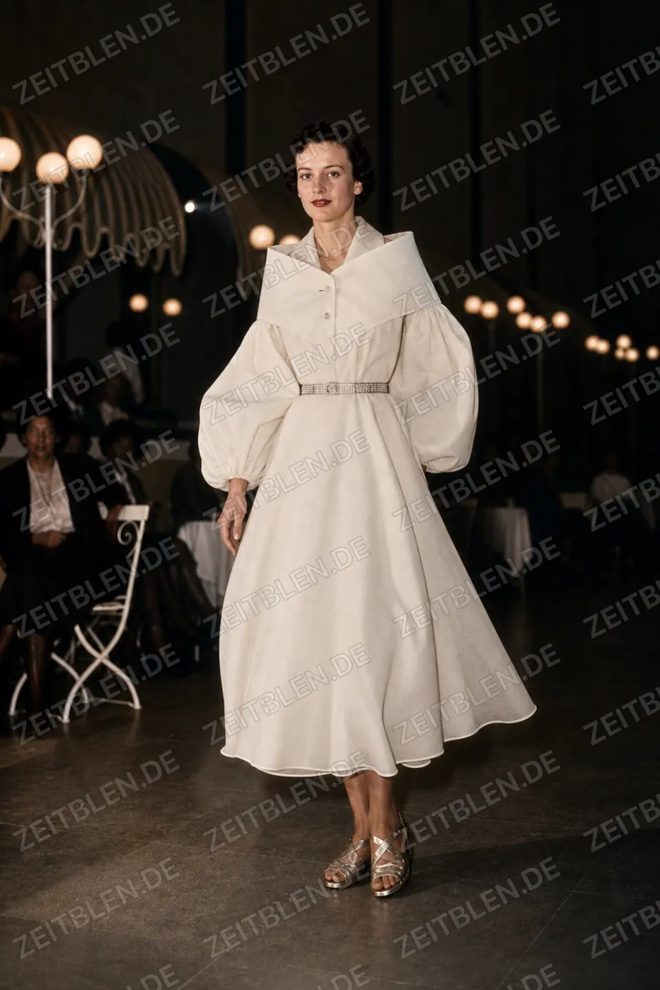 Mannequin im hellen Glockenkleid bei „Kultur und Mode“