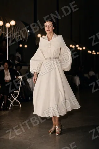 Mannequin im hellen Glockenkleid bei „Kultur und Mode“