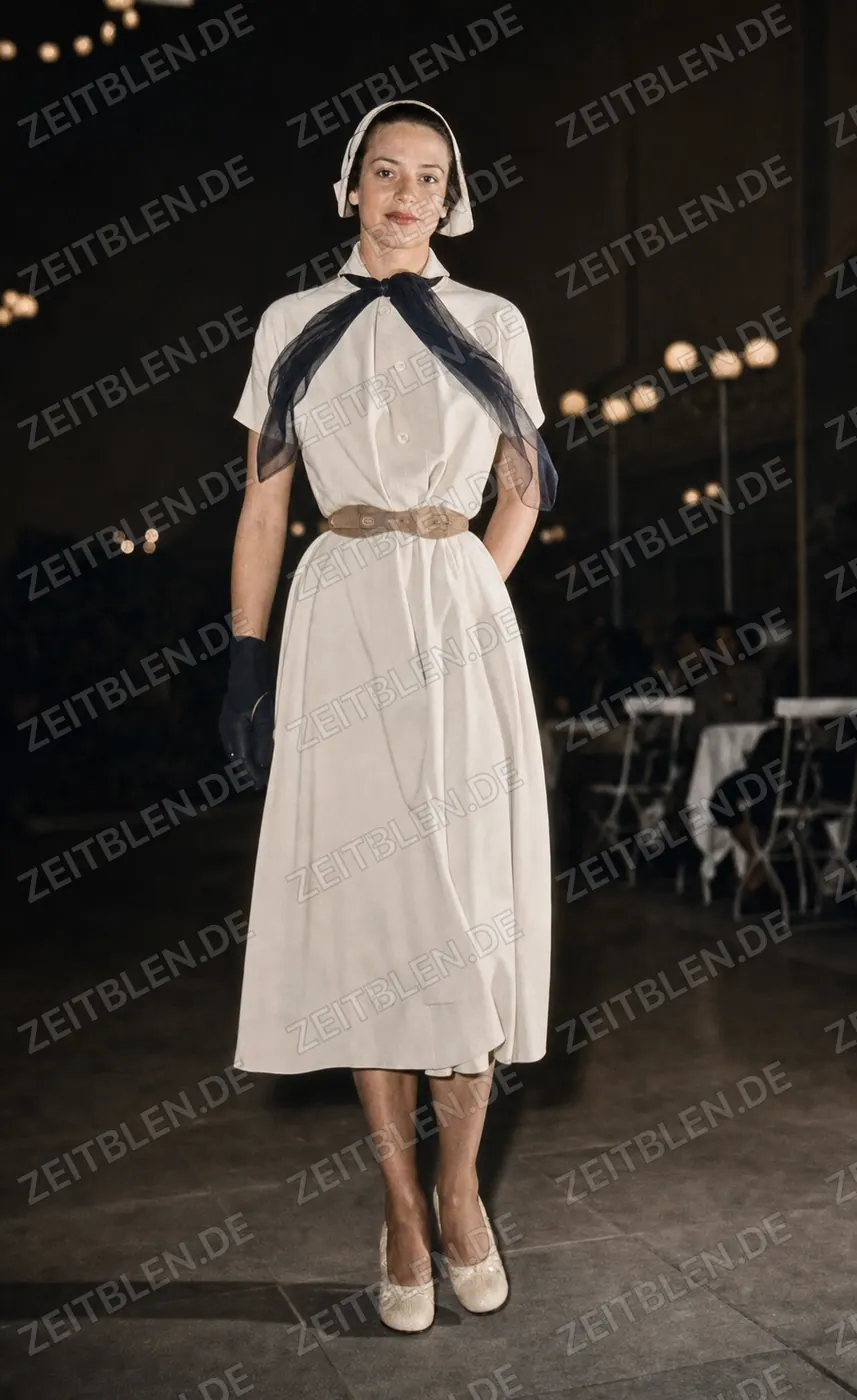 Mannequin im hellen Kleid mit Kopftuch bei „Kultur und Mode“