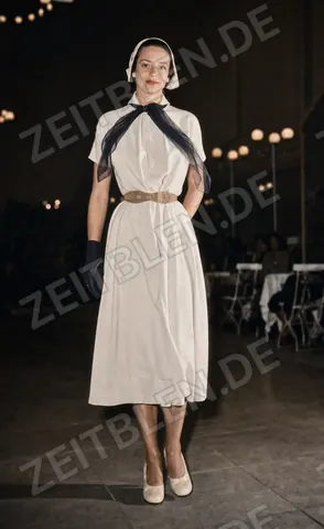 Mannequin im hellen Kleid mit Kopftuch bei „Kultur und Mode“