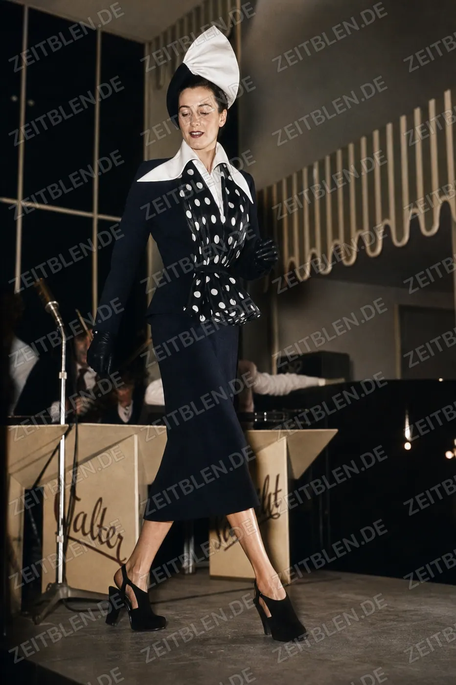 Mannequin mit gepunkteter Bluse und dunklem Rock bei „Kultur und Mode“
