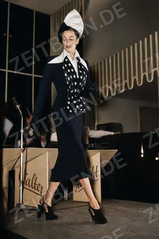 Mannequin mit gepunkteter Bluse und dunklem Rock bei „Kultur und Mode“