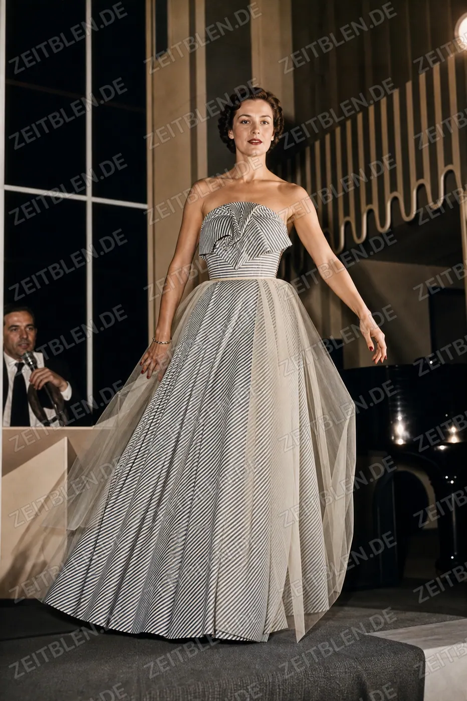 Mannequin im gestreiften Abendkleid bei „Kultur und Mode“