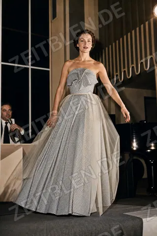 Mannequin im gestreiften Abendkleid bei „Kultur und Mode“