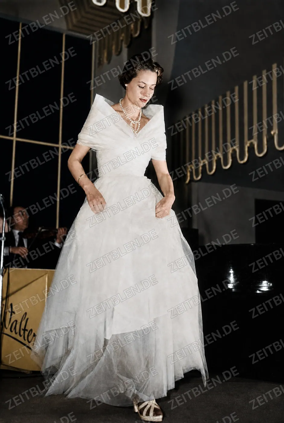 Mannequin im hellen Tüll-Abendkleid bei „Kultur und Mode“