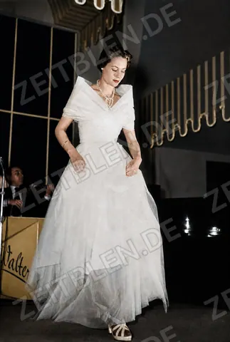 Mannequin im hellen Tüll-Abendkleid bei „Kultur und Mode“