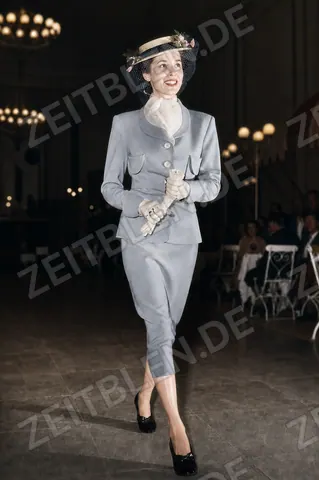 Mannequin im Kostüm mit Hut bei „Kultur und Mode“