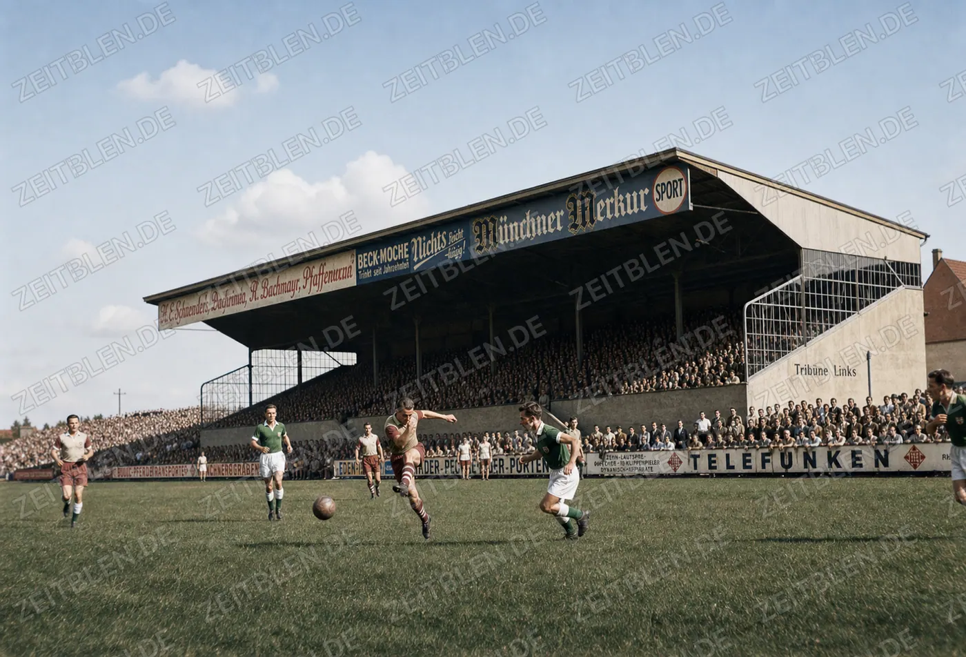 Spielszene vor der Tribüne beim FC Bayern gegen Hibernian Edinburgh